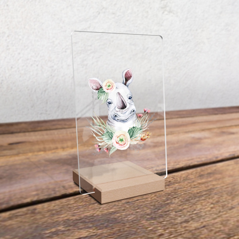 Nosorožec v květinách