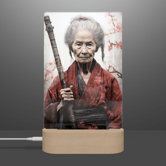 Lampa stará žena samuraj s mečem
