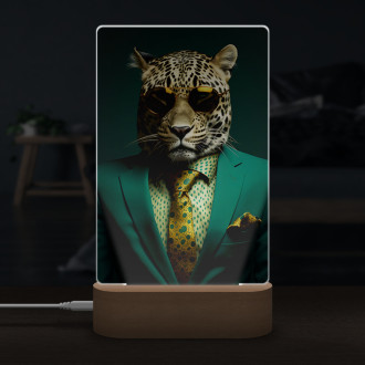 Lampa leopard v zeleném obleku a kravatě