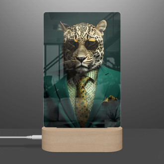 Lampa leopard v zeleném obleku a kravatě