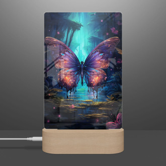 Lampa barevný motýl v tmavém lese