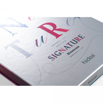 SIGNATURE WRITING SHOWCASE. Vzorník s 20 kovovými kličkovými pery