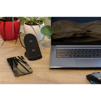 Bezdrátově nabíjecí stojánek 15W z RCS recyklovaného plastu