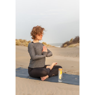 Láhev na vodu s bambusovým uzávěrem