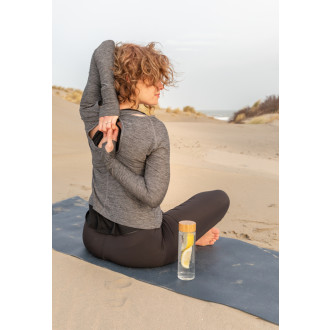 Láhev na vodu s bambusovým uzávěrem