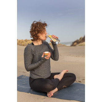 Láhev na vodu s bambusovým uzávěrem