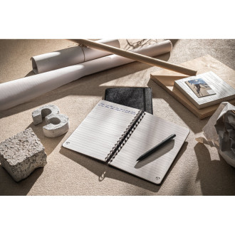 BALDWIN. Poznámkový blok A5 s recyklovaným plstěným obalem (100% rPET) a linkovanými stránkami ze 100% recyklovaného papíru