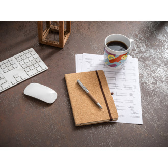 HAWKINS A5. Korkový zápisník A5 s hladkými stránkami z materiálu certifikovaného FSC™ a dalších kontrolovaných materiálů