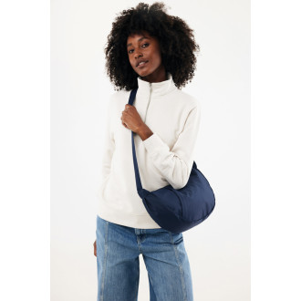 Crossbody Crescent XL z RPET AWARE™  ve tvaru půlměsíce
