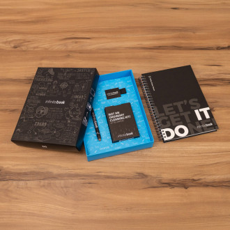 STARTER KIT INFINITEBOOK. Sada obsahující „Infinitebook“ s pevnou vazbou, 1 čisticí sadu, 1 záložku a 1 držák na kuličkové pero