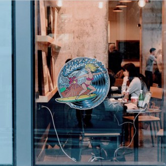 3D Samolepka Serfující dívka